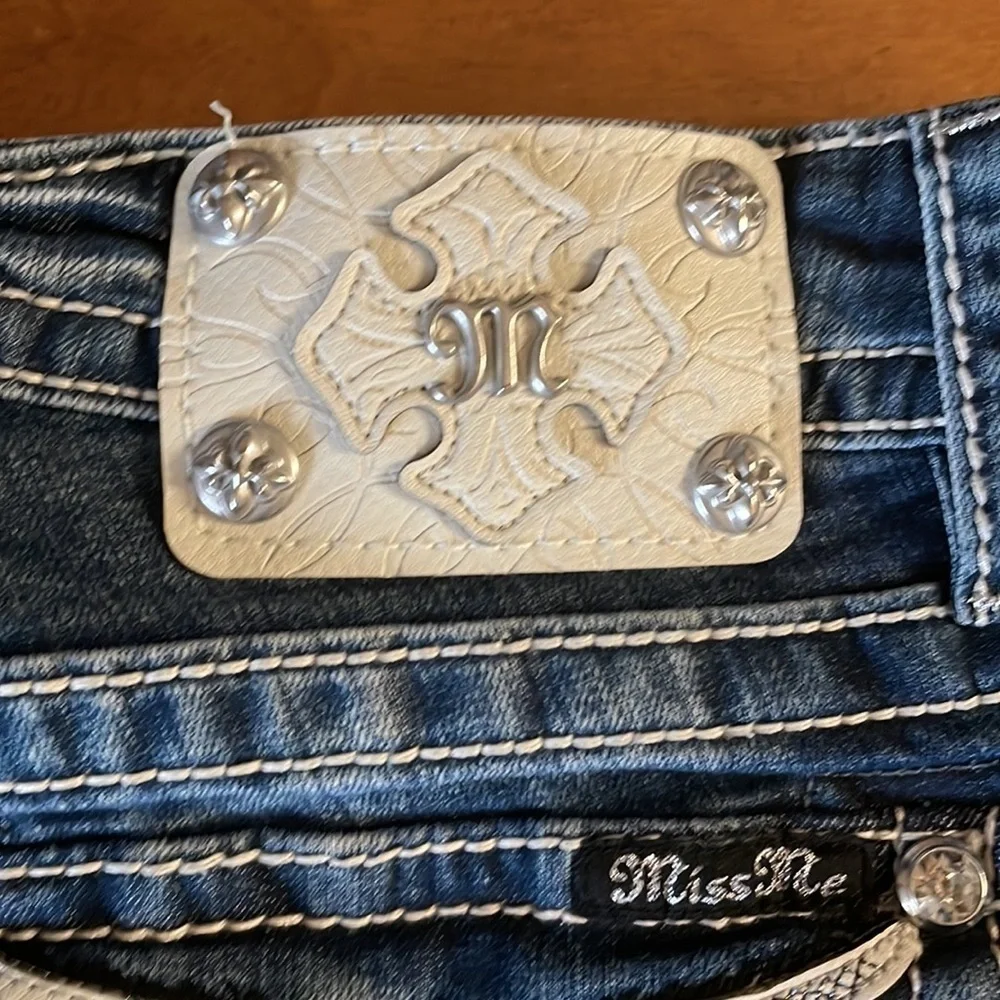 Miss Me Mid Rise Mid Shorts Size 27